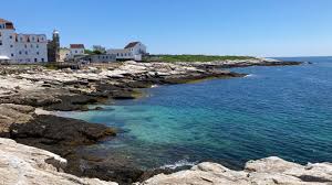 A view of a rocky shore with houses on it in New Hampshire.